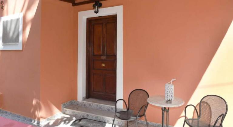 House with patio & garden — photo 4