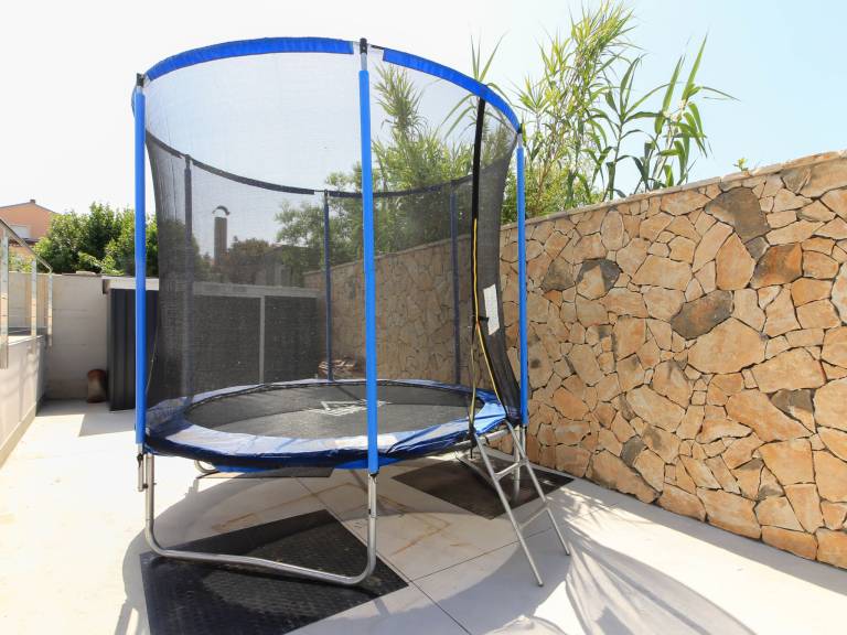 Vacation home with private pool, patio & garden — photo 5