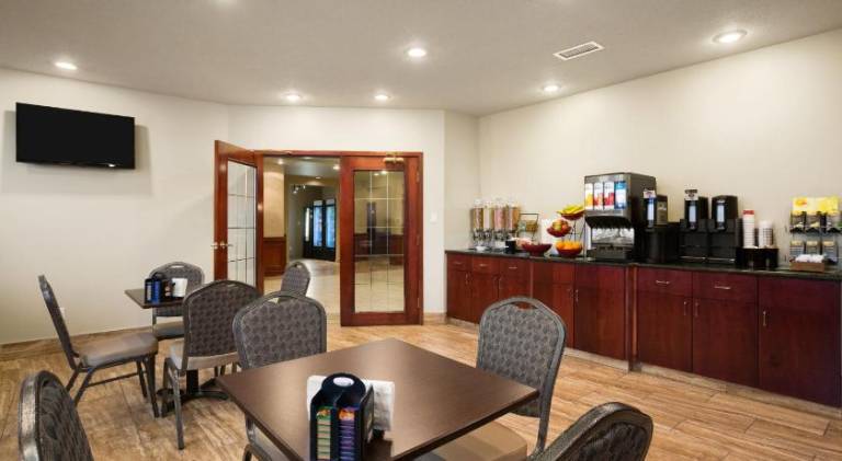 Ramada by Wyndham Edson — photo 3