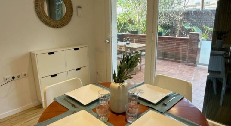 Cozy three-bedroom apartment by the beach in Castelldefels