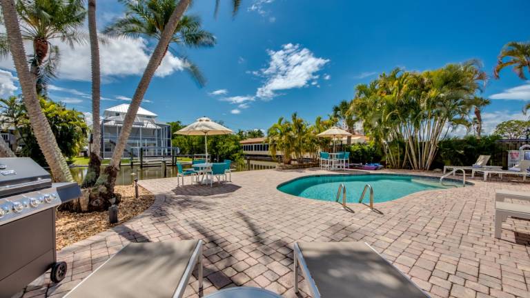 Sand Dollar Complex - Entire Canalfront Pet-Friendly Beach/Pool Complex — photo 4