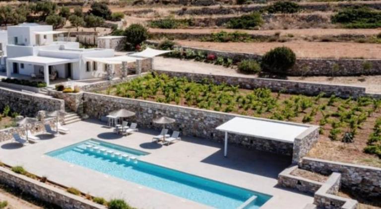 Villa with grill, garden & private pool in Paros