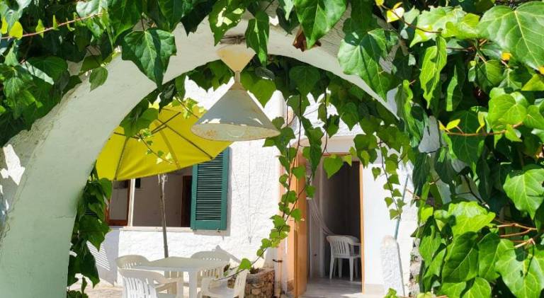 Serviced apartment with terrace, barbecue & yard — photo 4