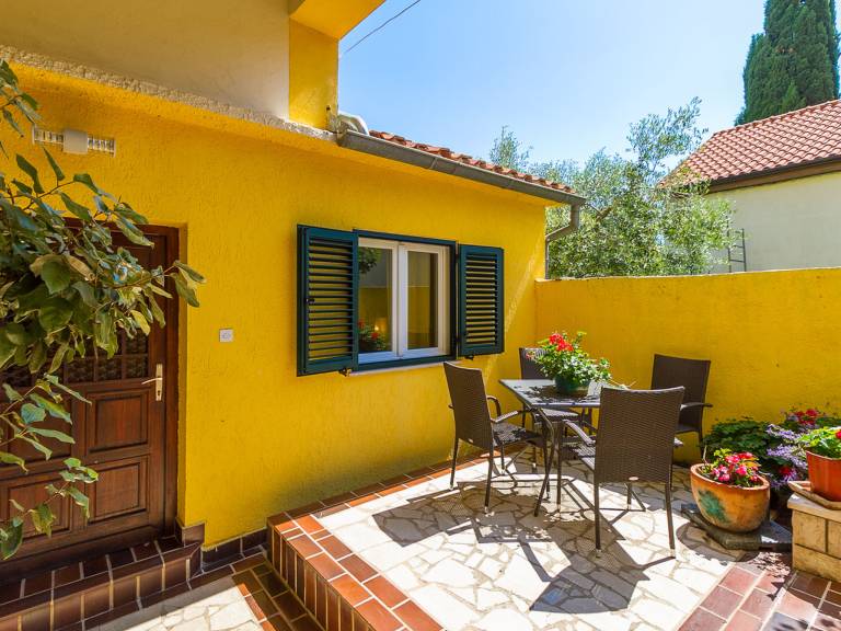 Rental apartment with barbeque & patio | Pets allowed in Medulin