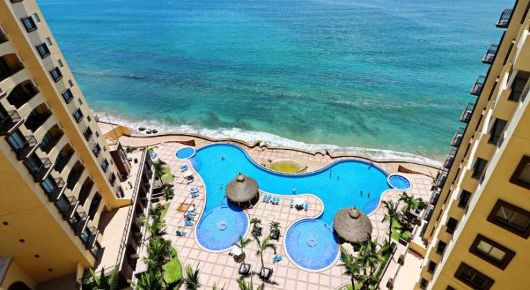 Beautiful apartment with pool & hot tub | Close to the beach | Pet-friendly in Mazatlán