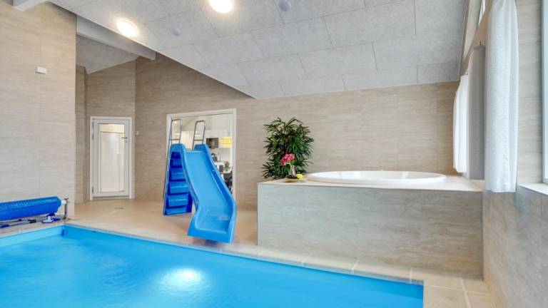 House with hot tub, BBQ & private pool in Sønderborg