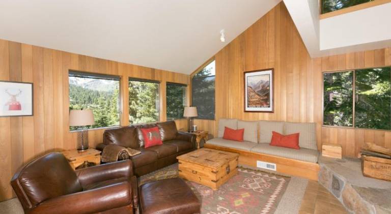 House with hot tub — photo 4