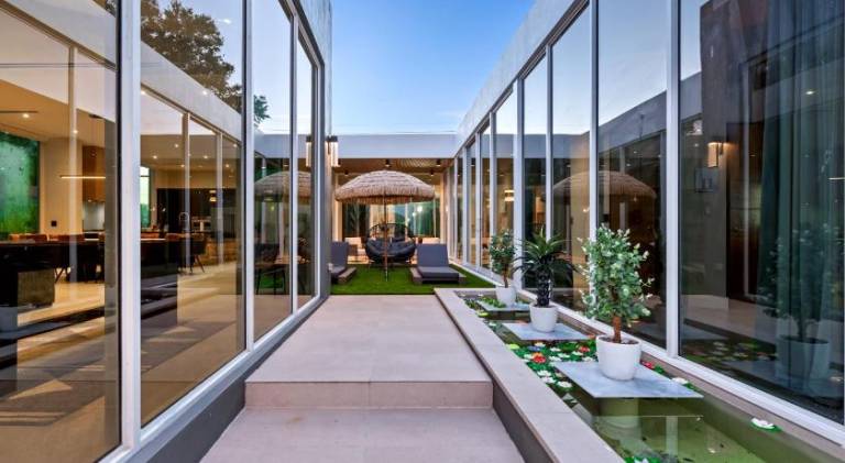 Villa with jacuzzi & pool — photo 2