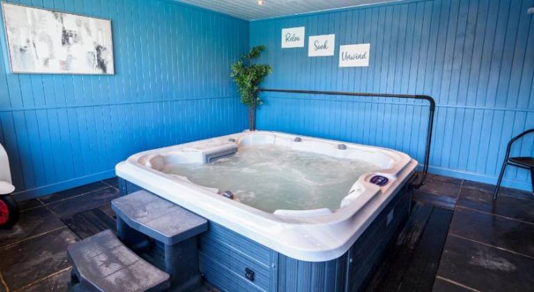 House with pool — photo 5