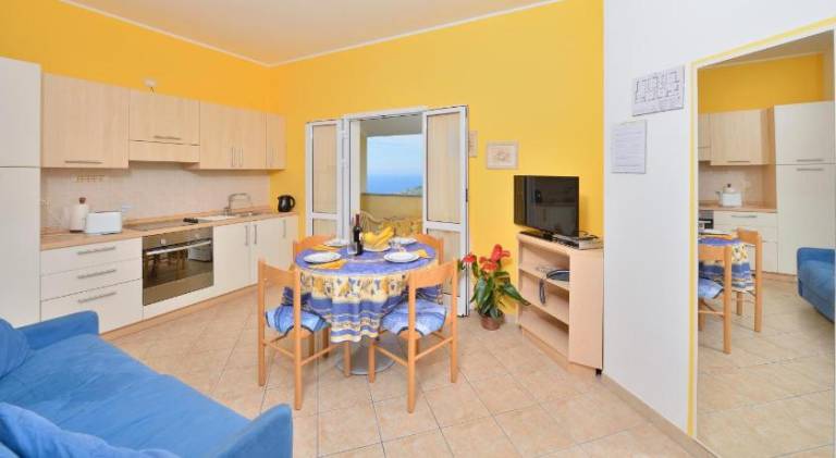 Lovely serviced apartment with pool & yard | Pet-friendly — photo 2