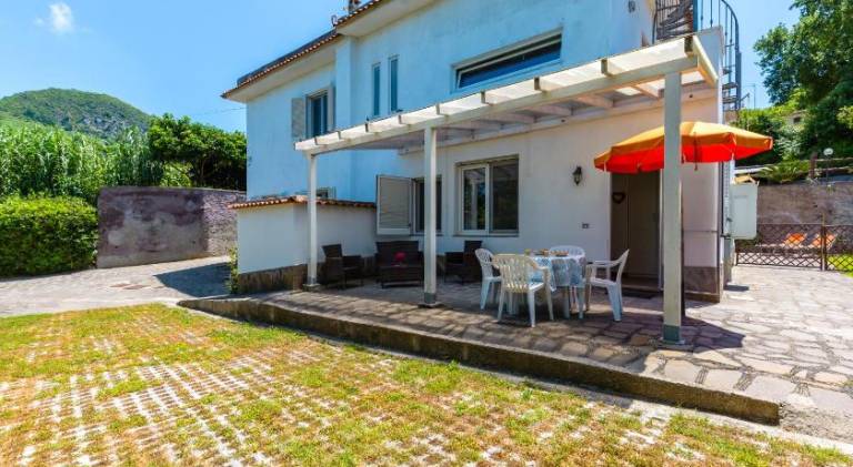Holiday apartment with patio, pool & grill — photo 3