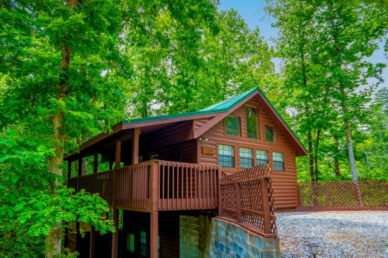 Cabin with patio, grill & hot tub | Mountain view in Sevierville, TN