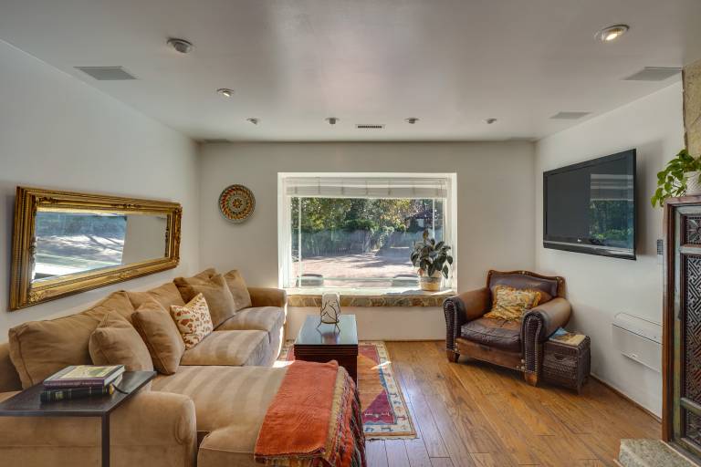 Spacious Courtyard & Spanish Charm: Silverado Home — photo 5