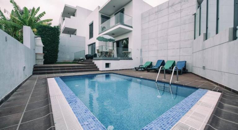 Lovely villa with yard, private pool & jacuzzi | Pets are welcome — photo 3