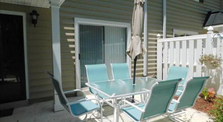 Vacation home with pool — photo 4