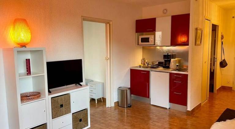 Apartment with patio — photo 2