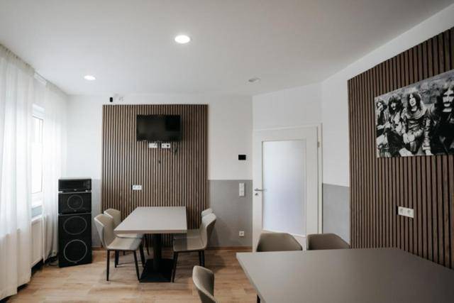 Serviced apartment with patio | Pet-friendly — photo 2