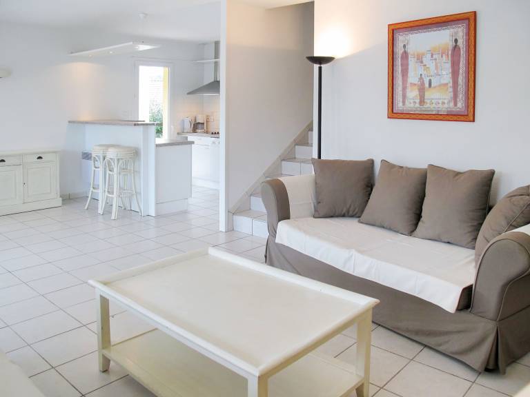 House with private pool, patio & grill — photo 4