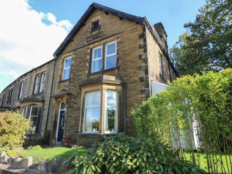 Family-oriented cottage with yard & barbeque | Pets allowed in Skipton