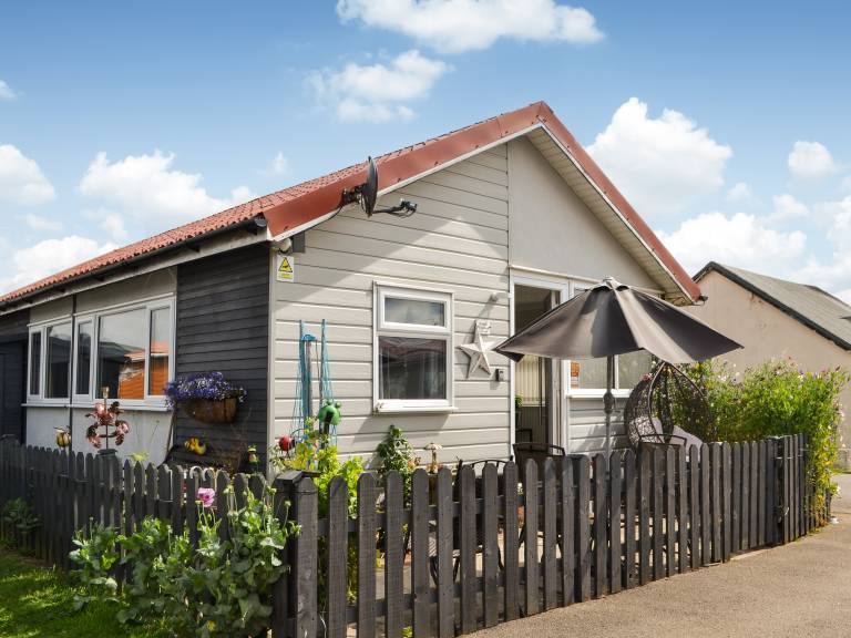 Child-friendly cottage with yard | River view | Pet-friendly in Bridlington