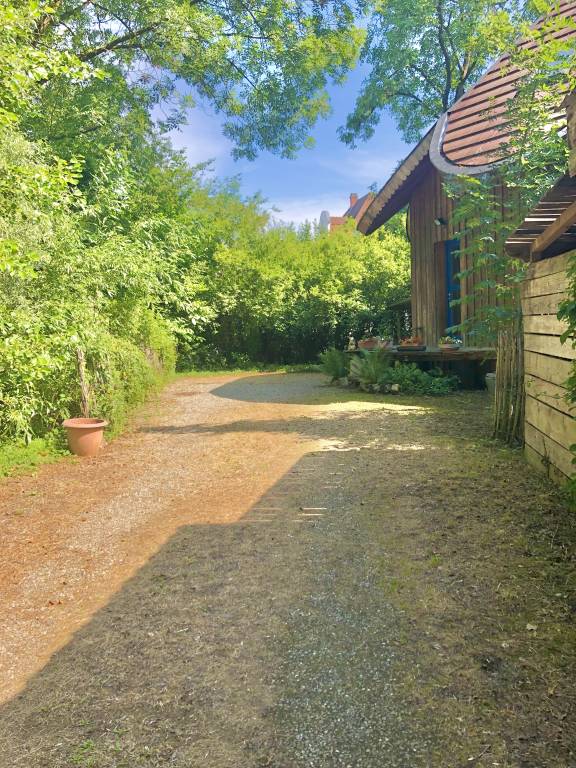 Vacation home with BBQ & yard — photo 2