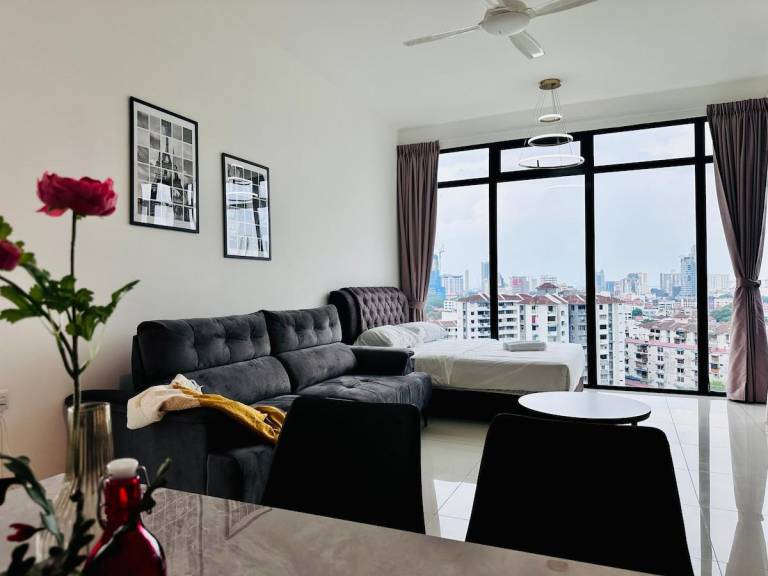 (New) Harmony BEACON Executive SUite 2BR Homestay Infinity Pool@8pax CH in George Town