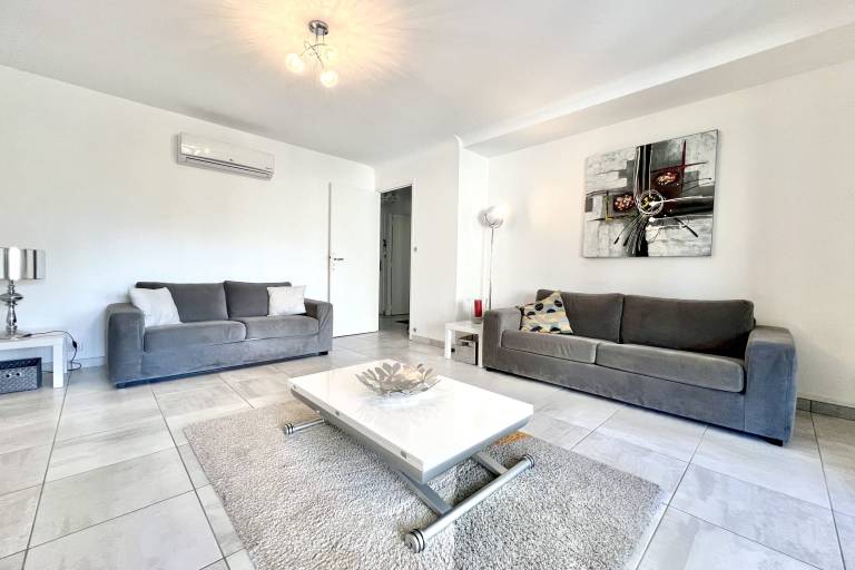 Apartment with terrace — photo 4