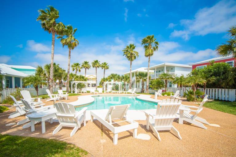 Coconut Hut - Pet Friendly! Boardwalk to the Beach! - Pet Friendly! Boardwalk to the Beach! — photo 4