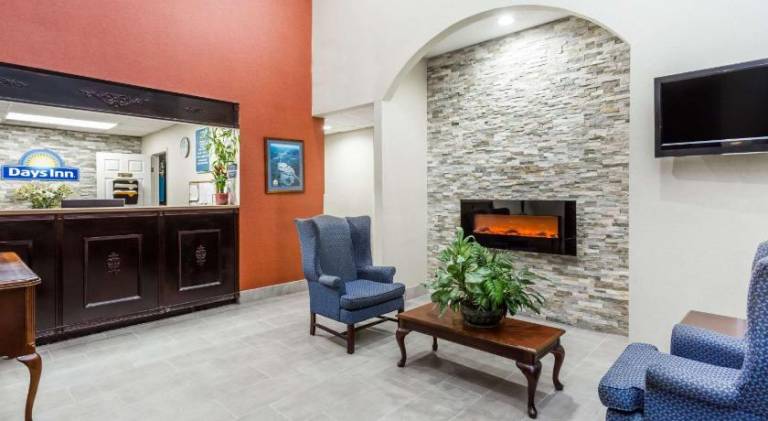 Days Inn by Wyndham Hendersonville — photo 2