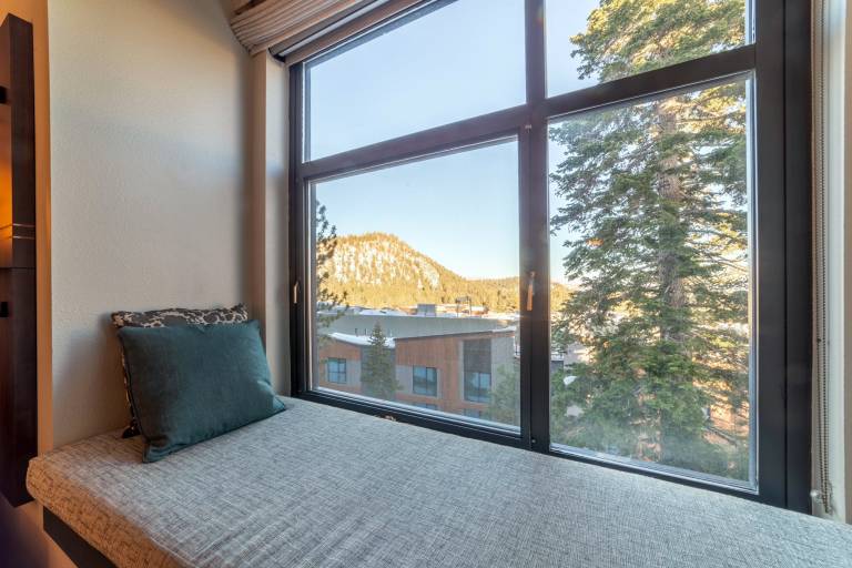 Family-oriented condo with barbecue, hot tub & heated pool | Mountain view | Ski nearby | Dogs allowed — photo 4