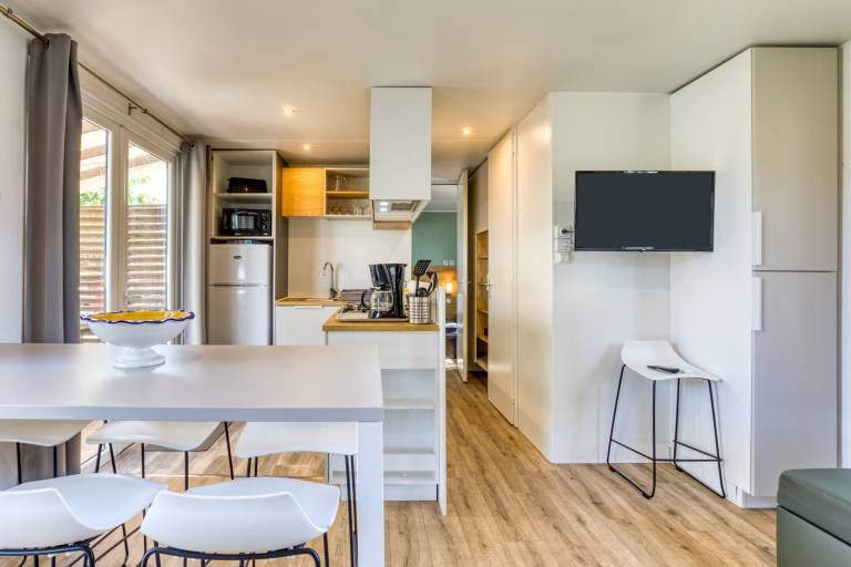 Family-oriented mobile home with terrace, hot tub & heated pool | Close to the beach | Pets allowed — photo 4