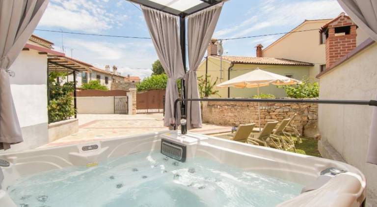 Vacation home with jacuzzi | Pets allowed in Tar-Vabriga