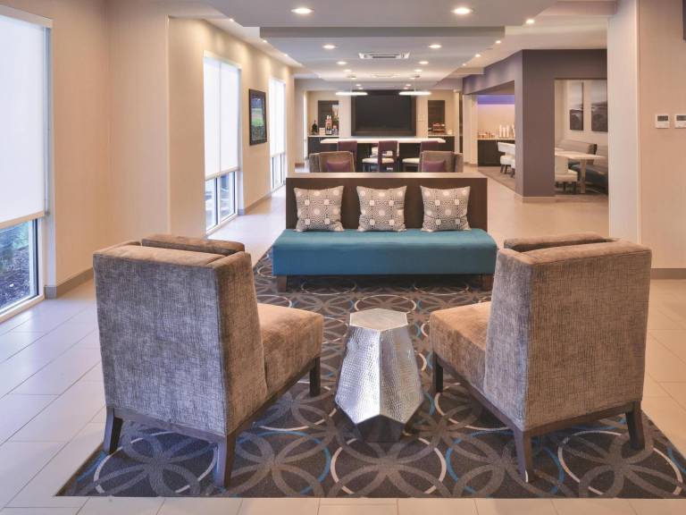 La Quinta Inn & Suites by Wyndham Fayetteville — photo 2