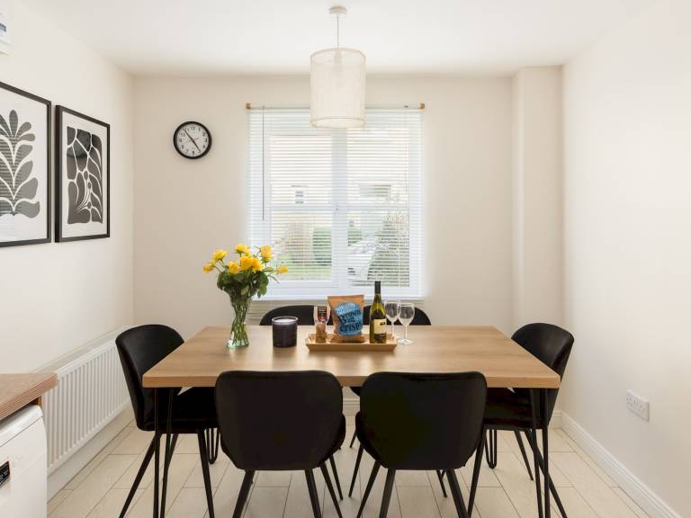 Fully equipped beautiful vacation home with fast internet & yard | Suitable for remote work | Pet-friendly — photo 3