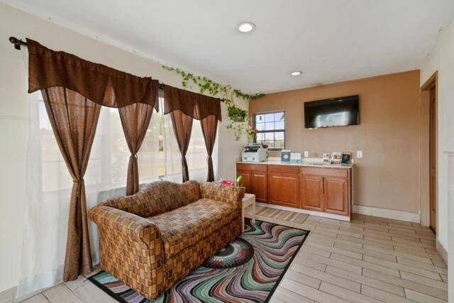 Hotel Beeville -US 181 — photo 4