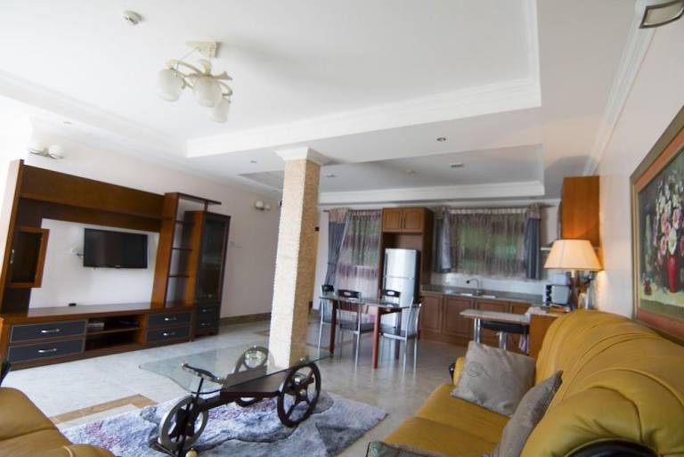 Serviced apartment with terrace & pool | Pets allowed — photo 2