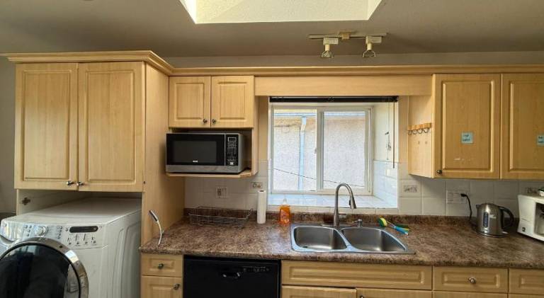 Cozy Private Room near Langara College Skytrain Station — photo 3