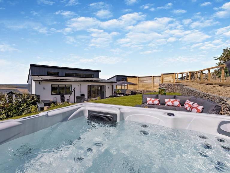 Cottage with terrace, hot tub & garden | Water view — photo 2