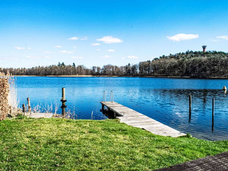 Vacation home with barbeque, garden & patio | Lake view | Pets allowed — photo 5