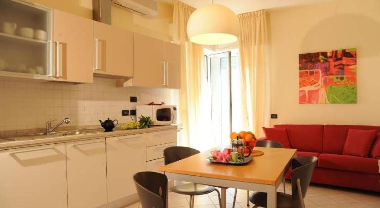 Serviced apartment with patio & yard | Close to the beach | Pet-friendly — photo 2