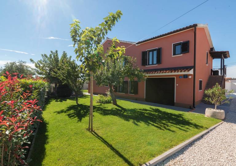 Villa with garden, BBQ & private pool | Pet-friendly — photo 3