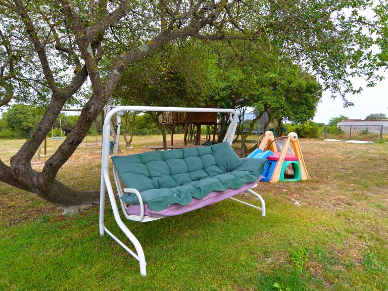 Vacation home with yard, private pool & barbecue — photo 5