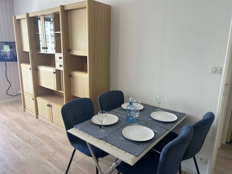 2-Room Apartment with Sea View, Close to Beach and Parking in Saint-Gilles-Croix-de-Vie — photo 4