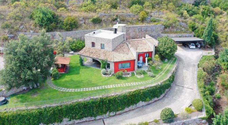 Villa with hot tub in Latina