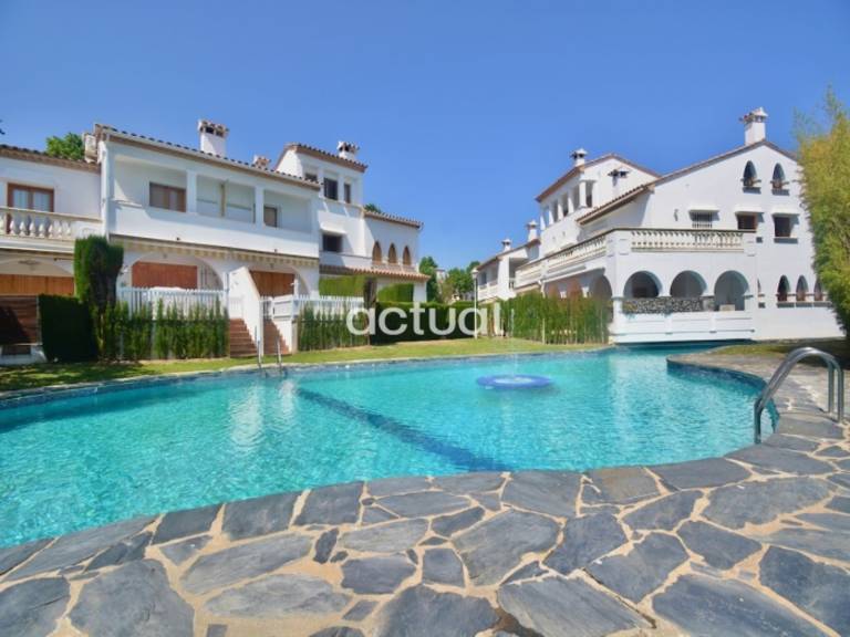 Vacation home with pool & garden — photo 2