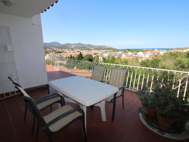 Rental apartment with yard in Llanca