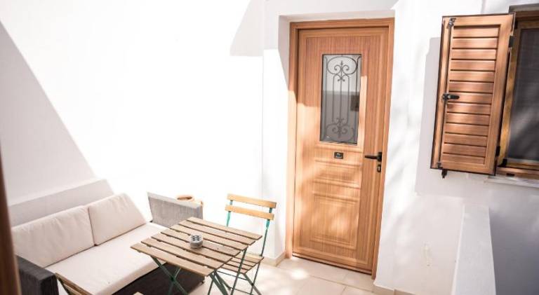 Cozy Budget Apartments in the Heart of Fira — photo 4