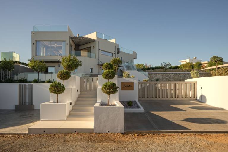 Villa with hot tub, garden & private pool — photo 4