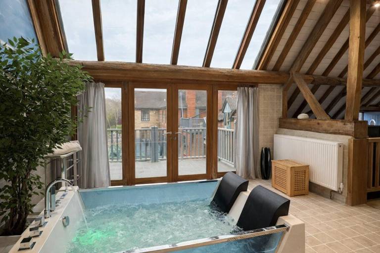 Beautiful apartment with yard & jacuzzi | Pets are welcome in Warwick
