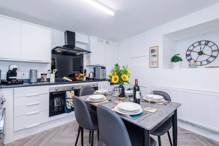 Modern 6 Bed House Perfect for Business and Groups